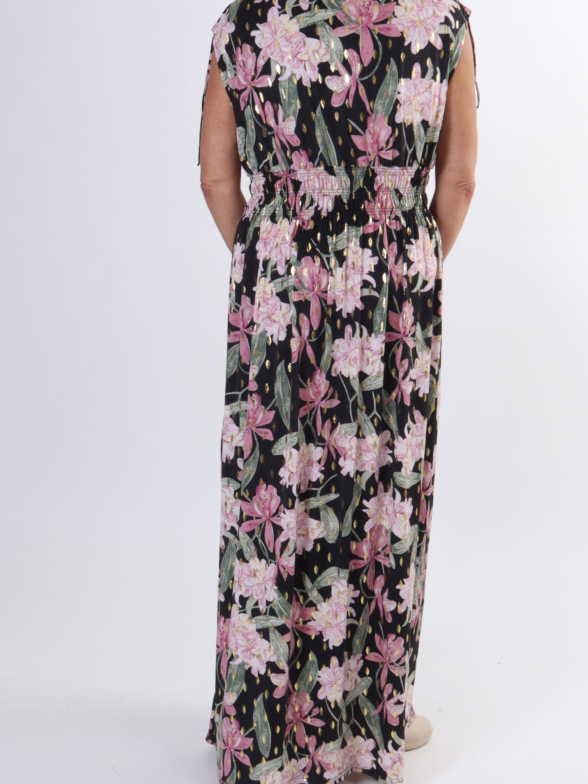 Pams Flower Sleeveless - Lang blomstret plus size kjole i krølfrit stof